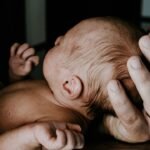 Ne pas tenir la tête de bébé