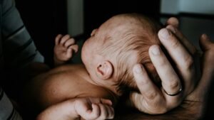 Ne pas tenir la tête de bébé