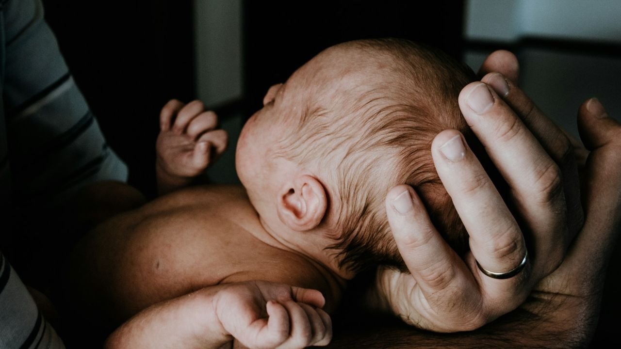 Ne pas tenir la tête de bébé