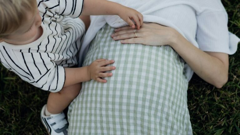 Un enfant qui saute sur le ventre d'une femme enceinte